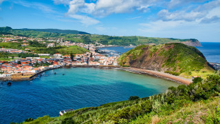 Екзотична растителност вулканични скали лазурен океан Всичко това извиква в