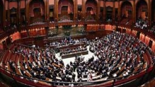 Италианските депутати си намалиха заплатите с 1300 евро