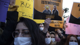 Властите в Турция задържаха още 14 души във връзка със