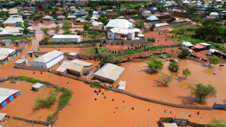 Най малко десет души загинаха при наводнения в източните части