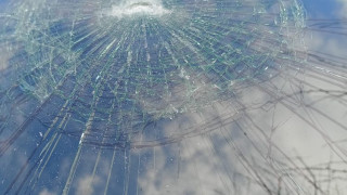 Вандали са изпочупили стъклата на 12 автомобила в столицата Това