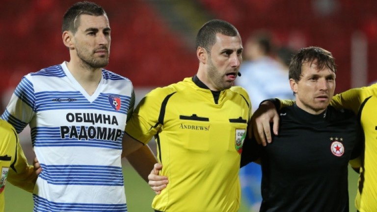 Третодивизионния ФК Кюстендил се сдоби с нов играч. Това е