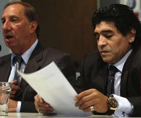 Диего Марадона ще съди президента на Ривър Плейт