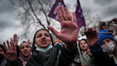 Жените на Истанбул протестираха с танджери и тигани