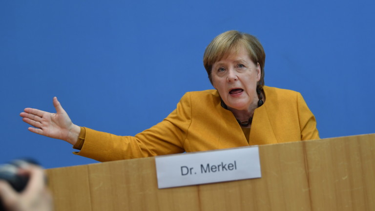 Германският канцлер Ангела Меркел изключи големи новогодишни празненства тази година,