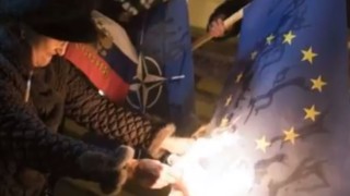 Протестиращи запалиха знамето на Европейския съюз по време на демонстрации в