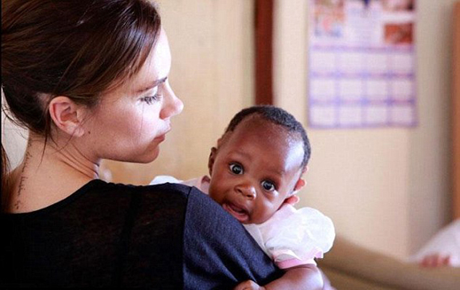 Виктория Бекъм с африканско бебе (СНИМКИ)