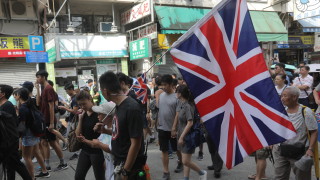 Протестиращите в Хонконг се сблъскаха с полицията в град близо до