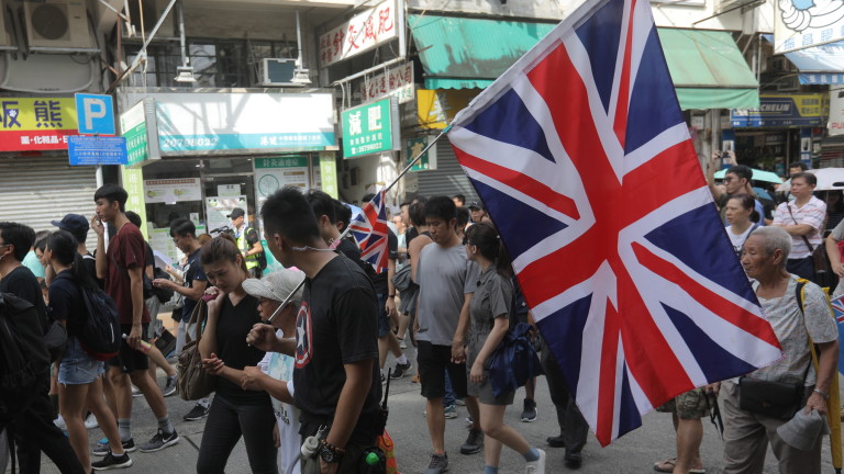 Протестиращите в Хонконг се сблъскаха с полицията в град близо
