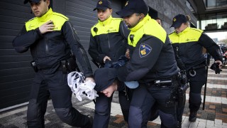 Холандската полиция задържа двама протестиращи които се затичаха към френския