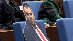 Картонена фигура на Пеевски слуша дебатите по вота на недоверие