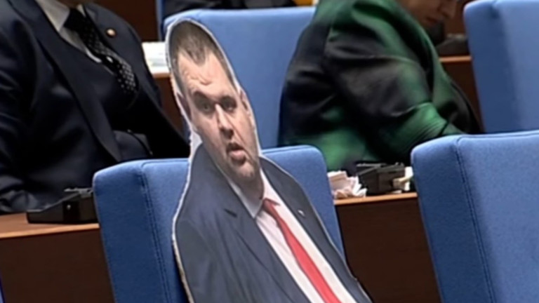 Картонена фигура на Пеевски слуша дебатите по вота на недоверие