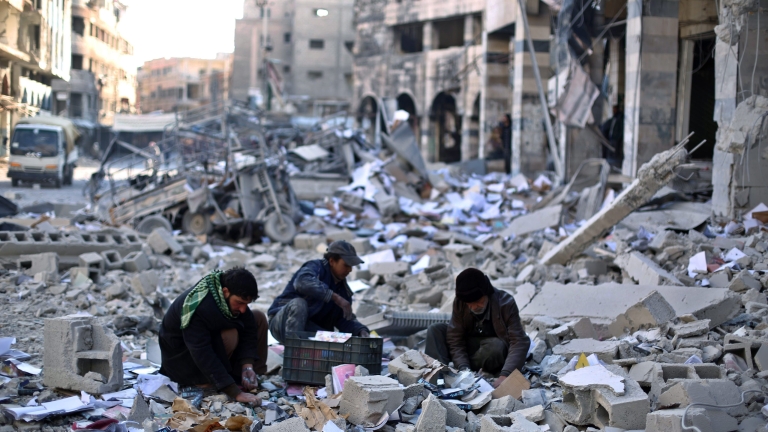 292 817 души убити в Сирия от март 2011 г. 