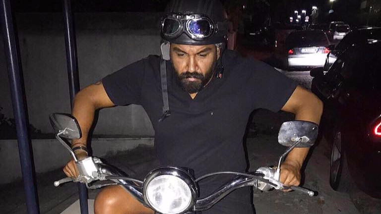 Азис смени лъскавото си возило с... мотор. Певецът, чийто хит