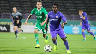 Аласана Мане който е собственост на Барселона но играе в