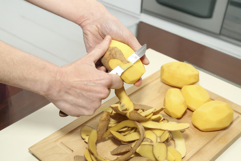 Картофите могат да бъдат доста здравословна храна, а огромна част от потребните им субстанции е в обелките