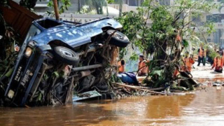 58 души се удавиха при срутване на бент в Индонезия