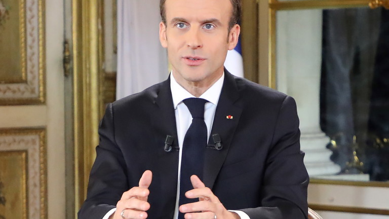 В специално телевизионно обръщение френският президент Еманюел Макрон обяви извънредно