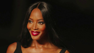 По всичко изглежда че Наоми Кембъл с радост посвещава времето