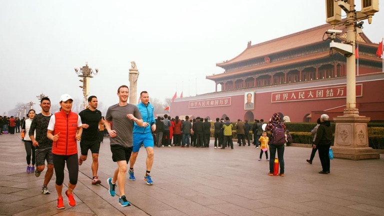 Снимка на Марк Зъкърбърг в Китай предизвика остри реакции