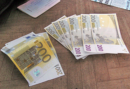 В Испания разбиха мрежа за трафик на фалшиви евро от България 