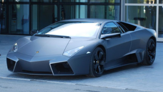 Продават едно от 20-те Lamborghini Reventon