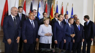 Брюксел зове страните членки на ЕС да са солидарни и хуманни с бежанците