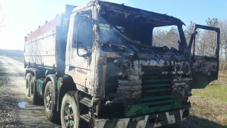 Камион, возещ 26 тона олио, се запали в движение