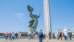 Латвия демонтира съветски военен монумент