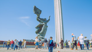 Латвия ще демонтира паметник от съветската епоха който отбелязва победата