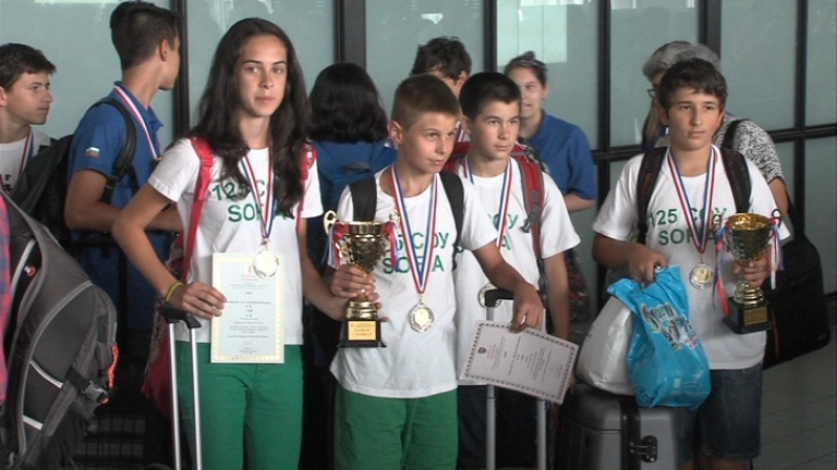 Български олимпийци по математика се върнаха с 10 медала