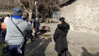 В спокойна атмосфера поне в началото на тържественото мероприятие започна