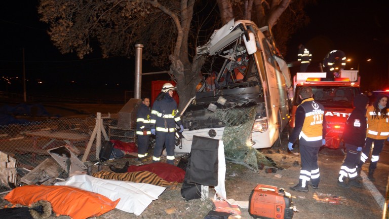 11 загинали и десетки пострадали при катастрофа на автобус в Турция