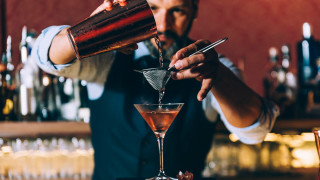 Когато са в заведение и се доберат до бара обикновено