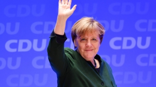 Афганистанче в Германия благодари на Меркел по време на мигрантски дебат