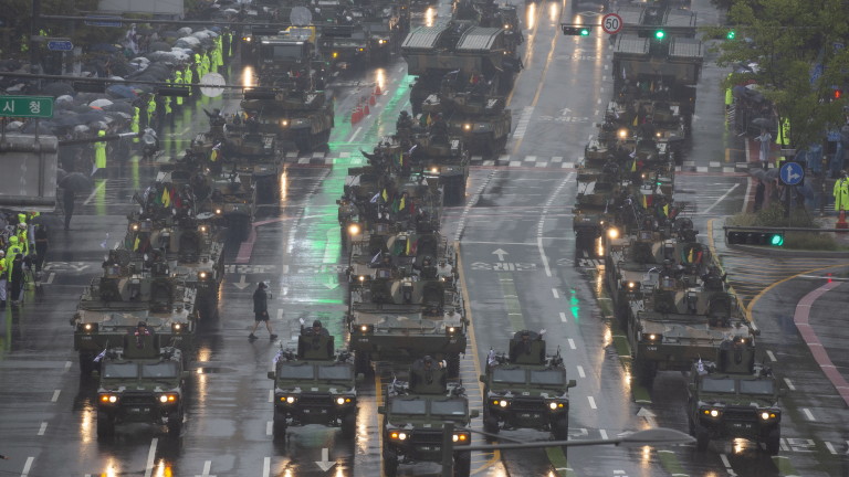 Южна Корея организира първия широкомащабен военен парад от десетилетие, показвайки