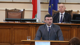 Около 21 00 часа протестиращите започнали да палят факли димки Това