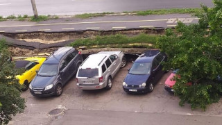 Пет коли пострадаха затиснати от срутена велоалея във Варна съобщава