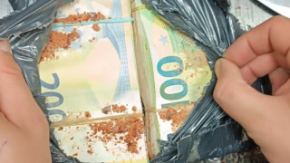 Митнически служители са иззели 128 050 евро скрити в кабината