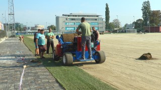 Днес е започнало полагането на тревното покритие на терен 2