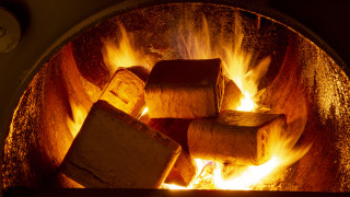 Дървесни брикети за отопление – имат ли предимства пред дървата за огрев и какви са цените им