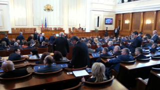 Парламентът удължи заседанието си до приемането на целия бюджет за 2015 г.