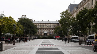 Мъж въоръжен с нож нападна полицаи в префектурата на Париж