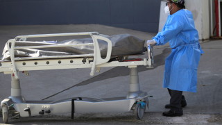 надхвърли 100 000 смъртни случая свързани с коронавирус девет месеца