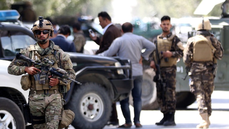 Нападател самоубиец се е взривил до военен конвой в афганистанската
