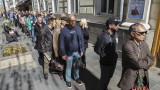 Руснаците теглят милиарди от банките заради опасения, че Кремъл ще конфискува спестяванията им