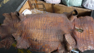 Митничари задържаха крокодилски и змийски кожи в карго пратка от