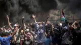  Хиляди палестинци в Газа погребват избитите след най-кръвопролитните митинги 
