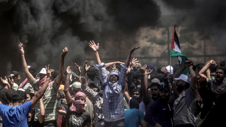 Десетки хиляди палестинци в Газа присъстват на погребенията на 60