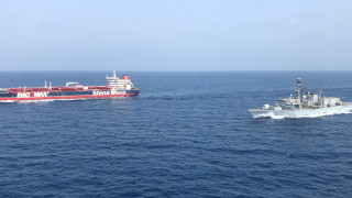 Командирът на британски боен кораб който придружава търговските кораби под